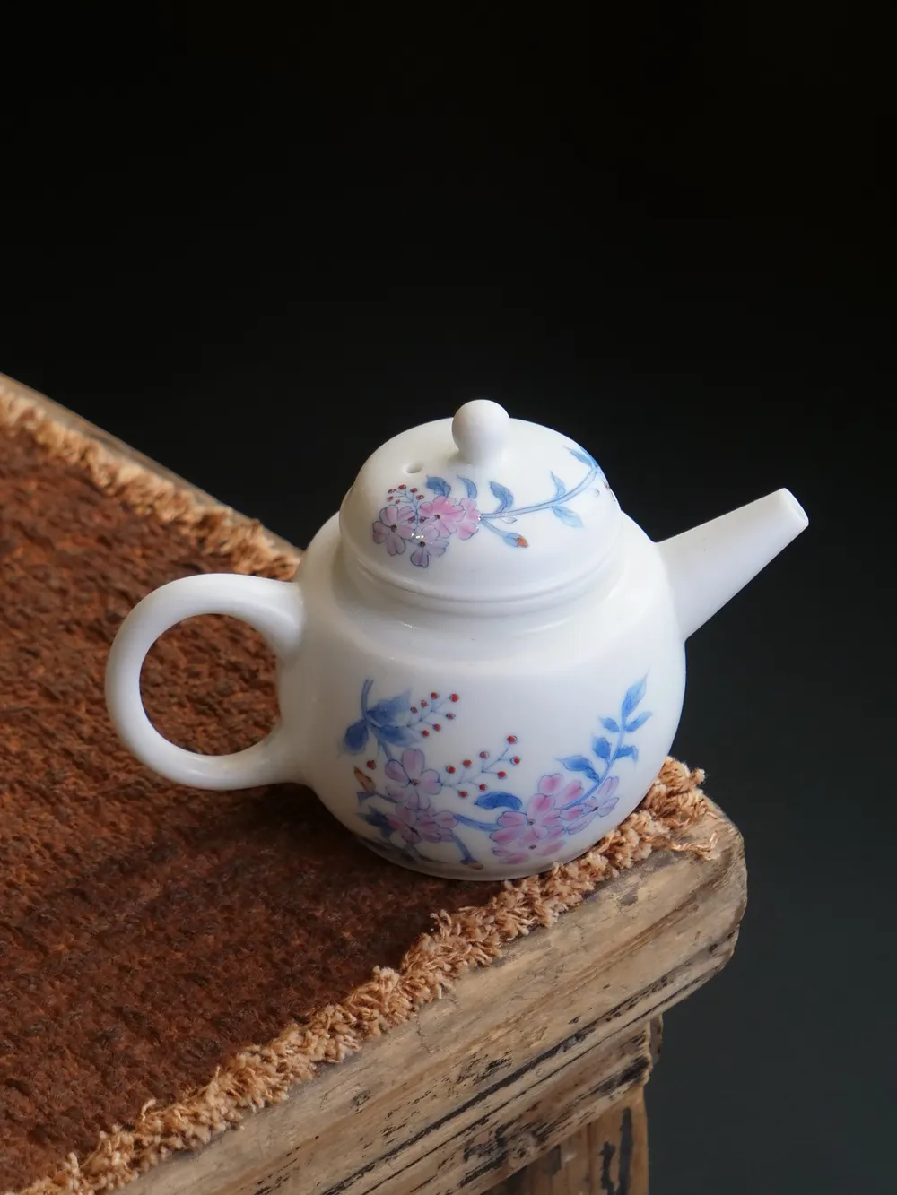 华箐堂斗彩蓝楹花花壶