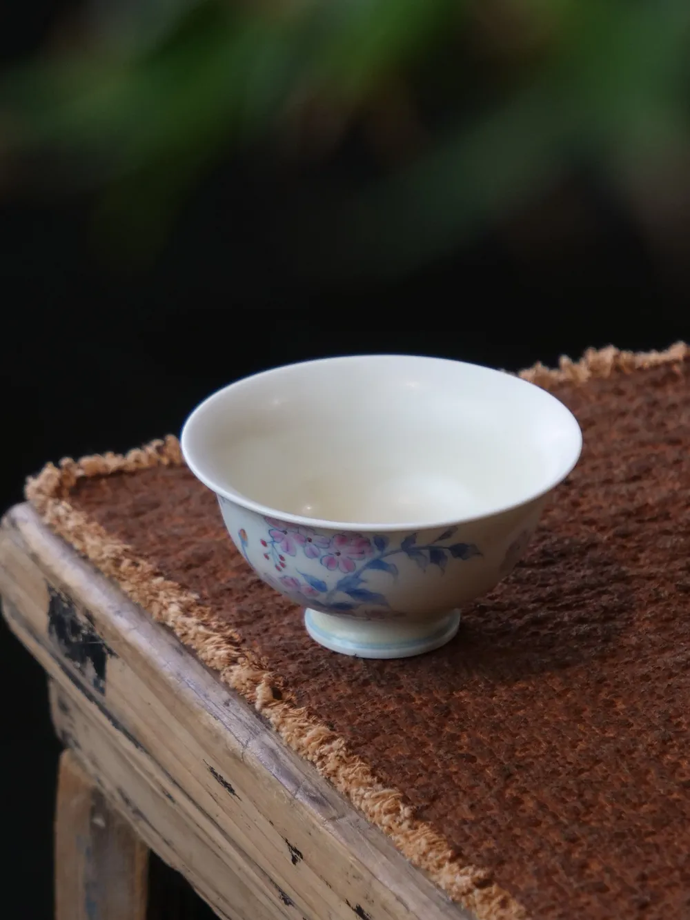 华箐堂斗彩蓝楹花高足杯