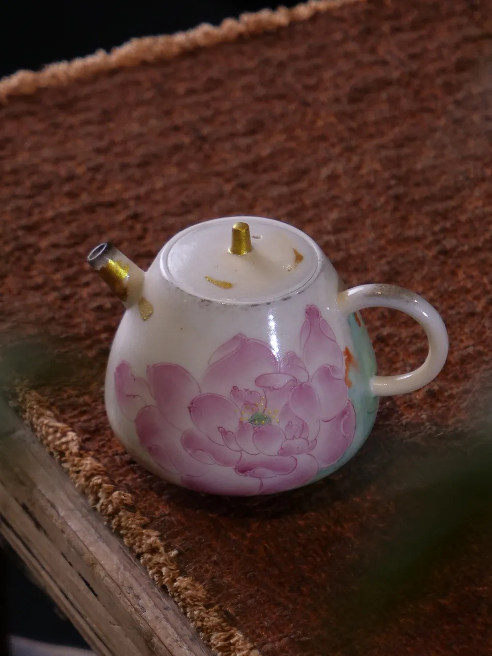 白志野荷花龙蛋壶