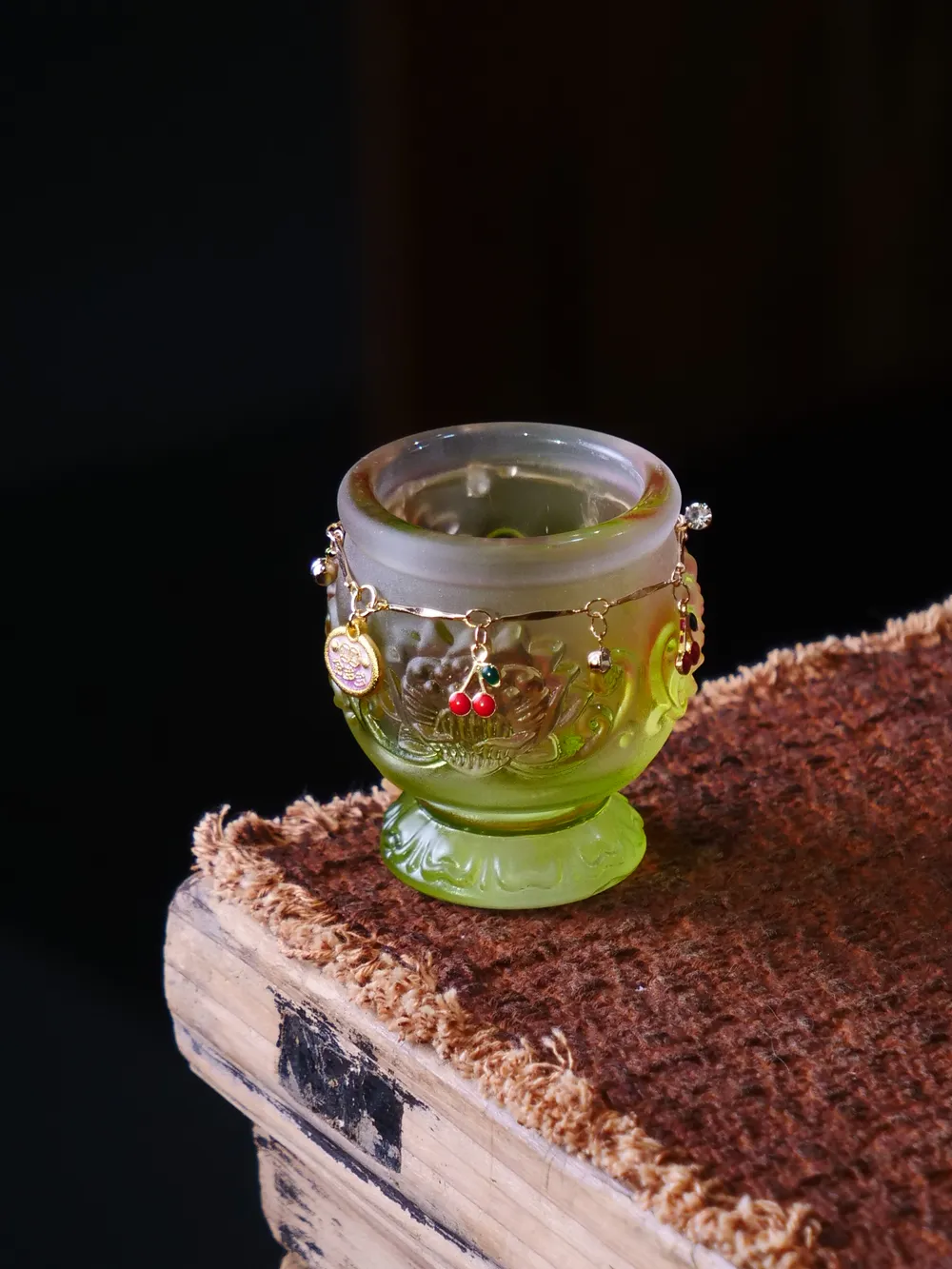 绿色琉璃高脚杯+提溜
