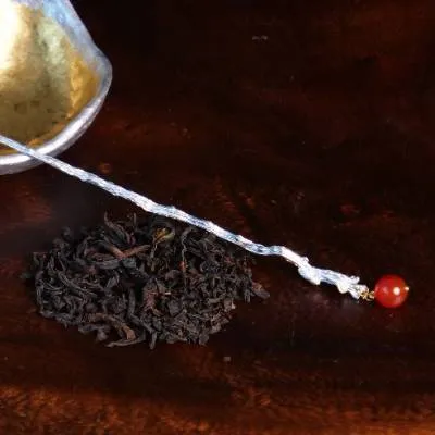 银色锡制茶针