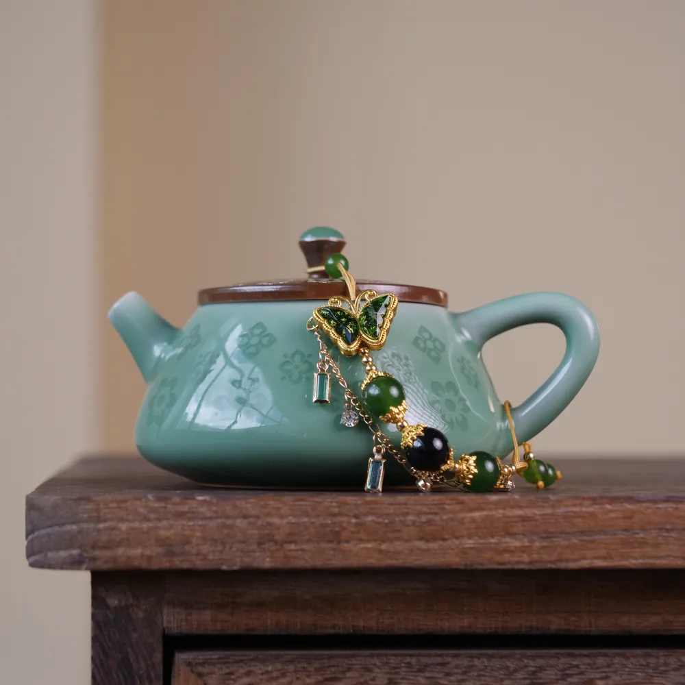 龙泉青瓷宝相花茶壶