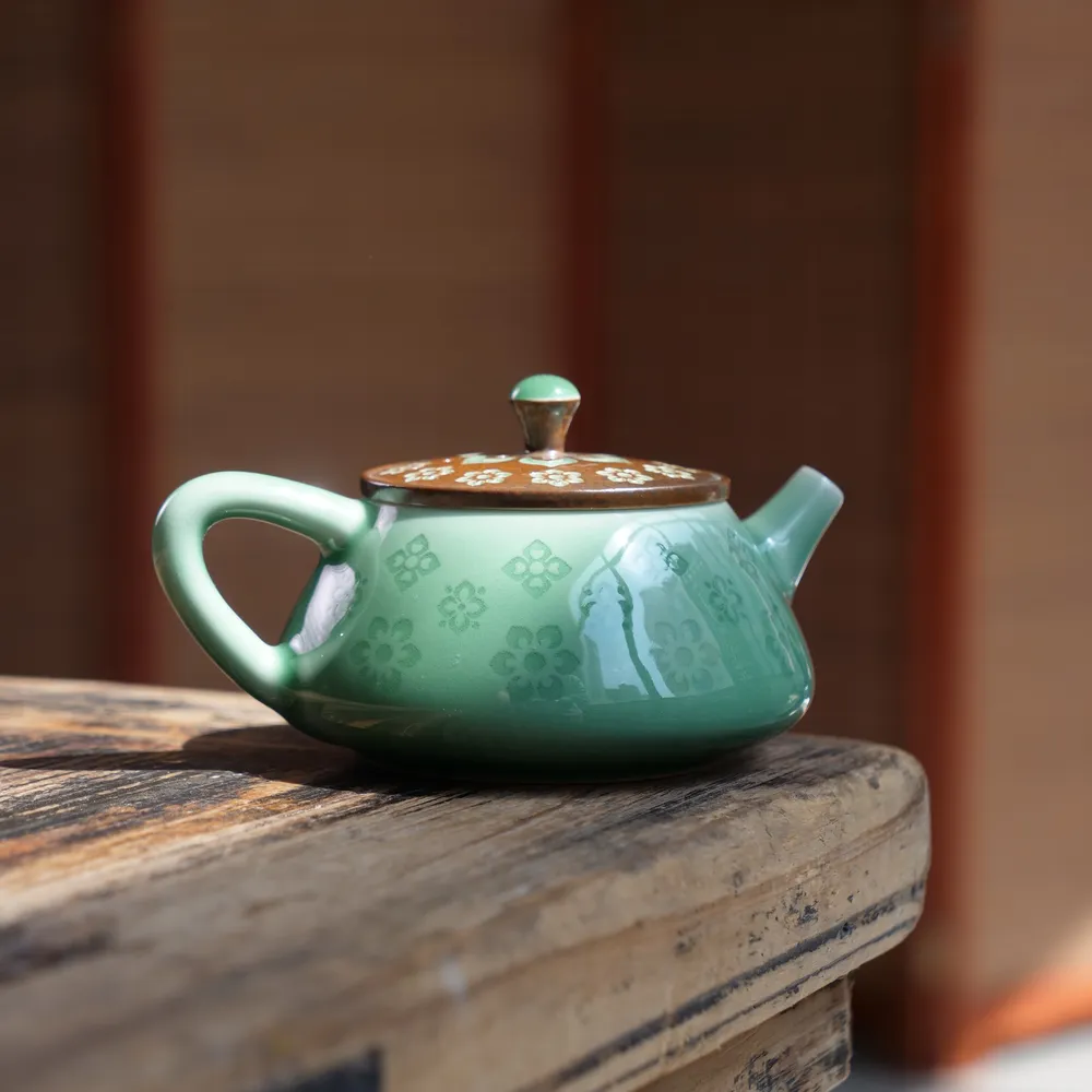 龙泉青瓷宝相花茶壶