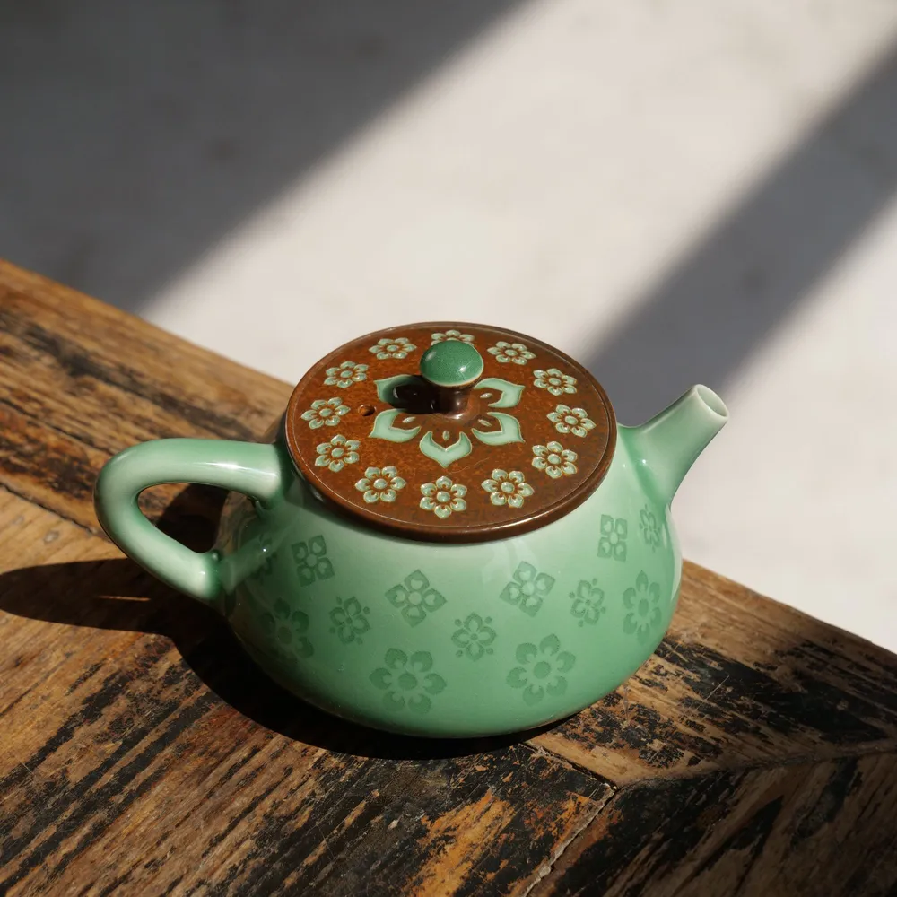 龙泉青瓷宝相花茶壶