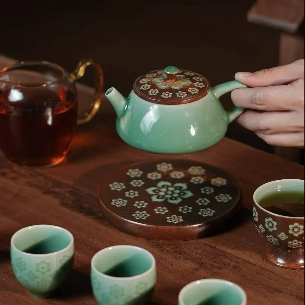 龙泉青瓷宝相花茶壶
