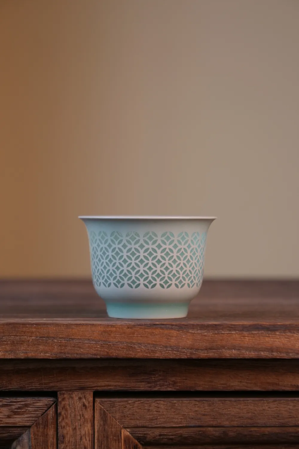 龙泉青瓷铜钱纹小压手杯