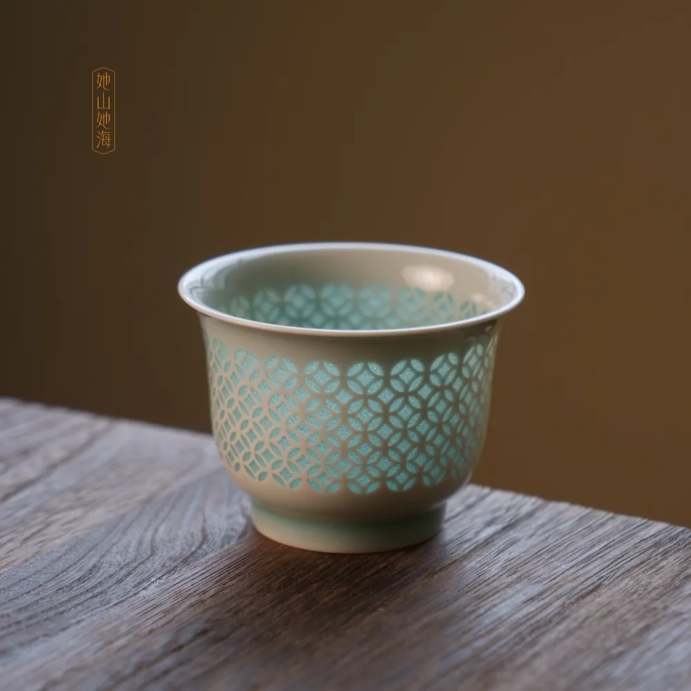 龙泉青瓷铜钱纹小压手杯