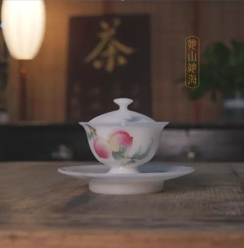 璞玉手绘桃子三才盖碗带礼盒