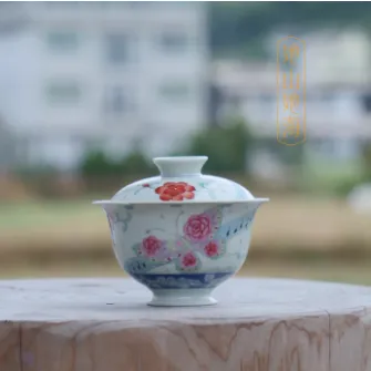 青寻斗彩蝴蝶牡丹盖碗