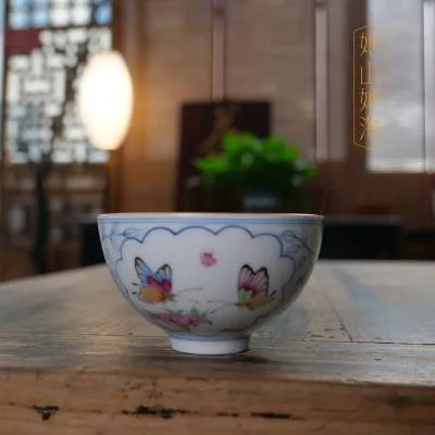 青花斗彩开窗蝴蝶鸡心杯