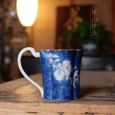 青花百合花带把花口杯
