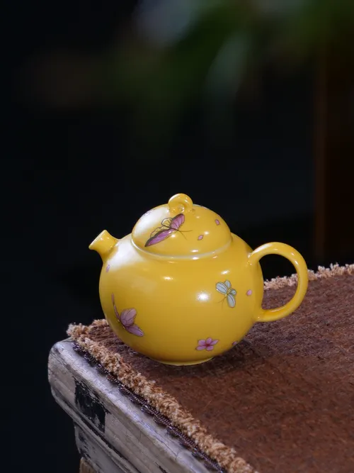 鸡油黄提梁壶