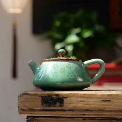 龙泉青瓷宝相花茶壶
