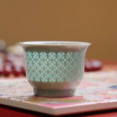 龙泉青瓷铜钱纹小压手杯